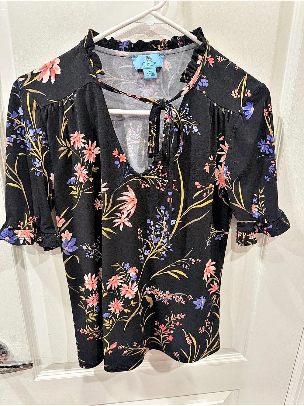 CeCe Floral Tie Neck Blouse in Black Size XS